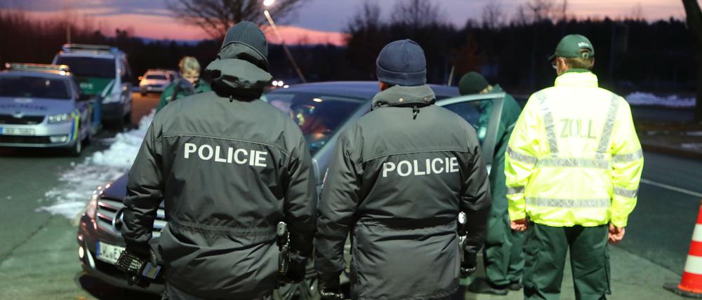 Polizisten untersuchen an der Grenze zu Tschechien Fahrzeuge nach Drogen.