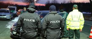 Polizisten untersuchen an der Grenze zu Tschechien Fahrzeuge nach Drogen.