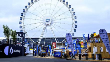 Riesenrad und Budenzauber: Das Gelände der Computermesse Cebit in Hannover ist komplett neu gestaltet.