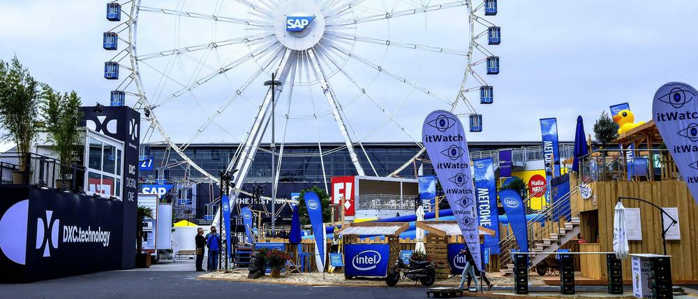 Riesenrad und Budenzauber: Das Gelände der Computermesse Cebit in Hannover ist komplett neu gestaltet.