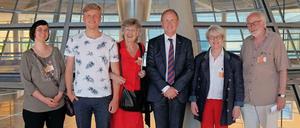 Einladung in den Bundestag. Beim Treffen mit Klaus-Dieter Gröhler (3. von re.) ließen sich fünf der 13 Gäste auch durch das Parlament führen.