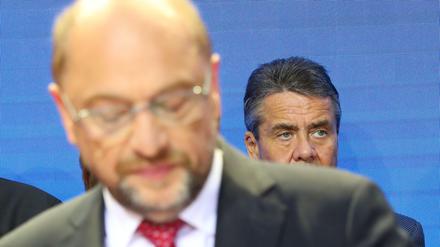 Martin Schulz nach Veröffentlichung der Hochrechnungen des Ausgangs der Bundestagswahl 2017. Hinter ihm Sigmar Gabriel.