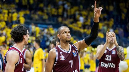 Weiter hoch, immer weiter. Alex King (M.) und Bayerns Basketballer wollen den erfolgreichen Fußballern nacheifern.