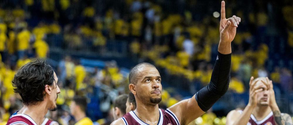 Weiter hoch, immer weiter. Alex King (M.) und Bayerns Basketballer wollen den erfolgreichen Fußballern nacheifern.