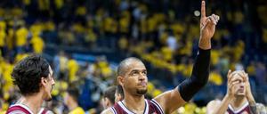 Weiter hoch, immer weiter. Alex King (M.) und Bayerns Basketballer wollen den erfolgreichen Fußballern nacheifern.