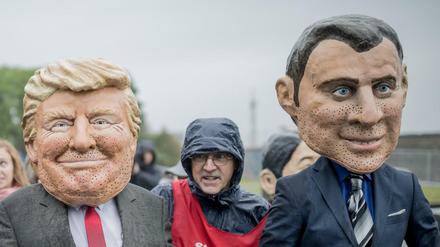 G-7-Protest: Demonstranten mit Masken von US-Präsident Trump und Frankreichs Präsident Macron