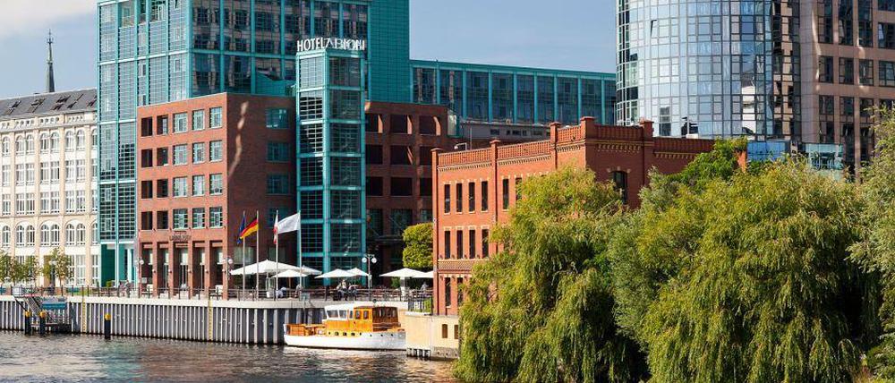 Schippern durch Berlin. Das Abion verfügt über eine eigene Yacht und einen öffentlichen Bootsanschluss.