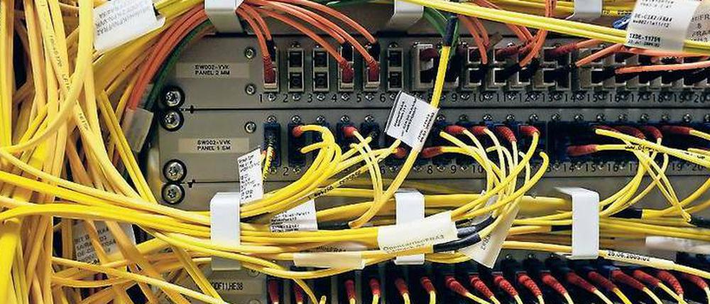 Der größte Internetknotenpunkt weltweit, gemessen am Datendurchsatz, wird von der Firma De-Cix in Frankfurt am Main betrieben.