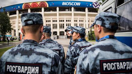 Soldaten der russischen Nationalgarde («Rosgvardia») am Eröffnungstag vor dem Moskauer Luschnikistadion.