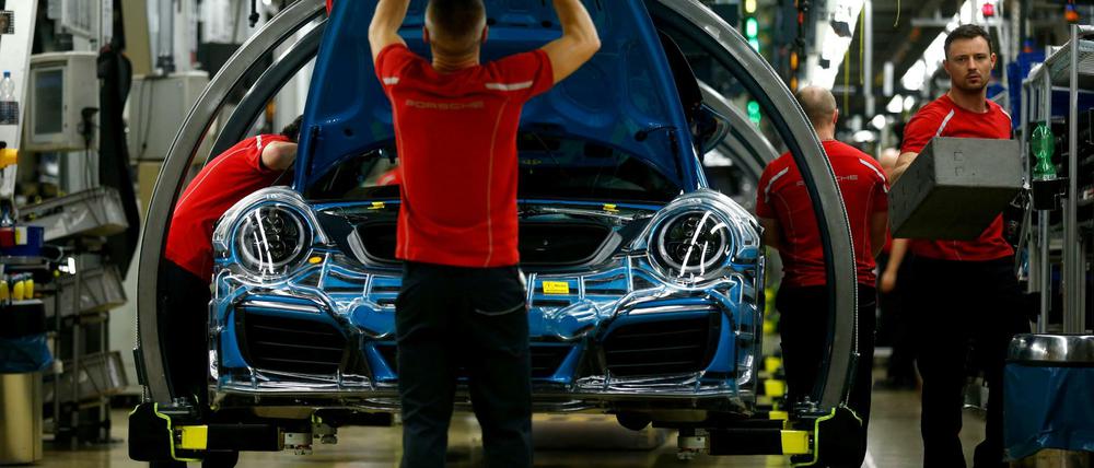 Porsche verkauft vorübergehend keine neuen Autos in Europa mehr. Der Sportwagenhersteller kommt mit der Anpassung an neue Abgasnormen nicht hinterher.