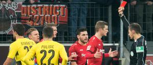Schiedsrichtern zeigt man besser keine Zeitlupen von Fouls. Sie entscheiden dann unbewusst meist härter als ohne das technische Hilfsmittel. Am 14. Spieltag der vergangenen Bundesliga-Saison zeigte Referee Robert Hartmann Leverkusens Wendell (l.) die rote Karte, nachdem er sich den Videobeweis angesehen hatte.
