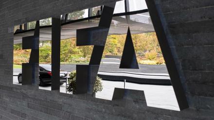 Das Logo der FIFA ist außen am Hauptsitz des Weltfußballverbandes in Zürich. 