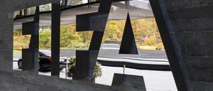 Das Logo der FIFA ist außen am Hauptsitz des Weltfußballverbandes in Zürich. 