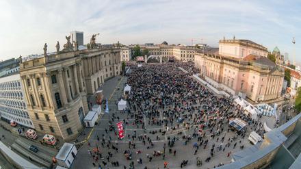 "Staatsoper für Alle" auf dem Bebelplazt, hie rein Bild von 2017