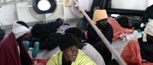 Ein Flüchtling auf der Aquarius während der Überfahrt nach Spanien.  