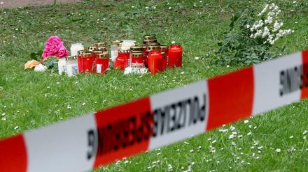Viersen: In der Nähe der tödlichen Messerattacke auf eine 15-Jährige liegen Trauerkerzen und Blumen.