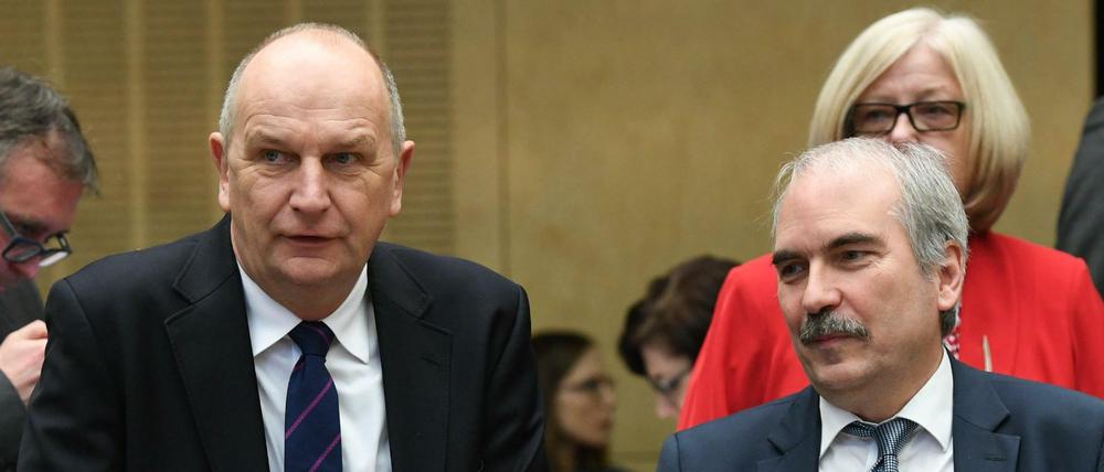Der Ministerpräsident von Brandenburg, Dietmar Woidke (l), und Wirtschafts-Staatssekretär Martin Gorholt (beide SPD).