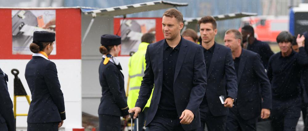 Nationaltorwart Manuel Neuer auf dem Weg zum Flugzeug.