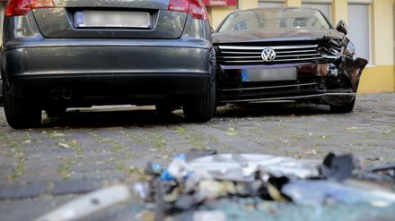 Schutt und zwei demolierte Autos sind in der Windscheidstraße, Ecke Kantstraße, zu sehen. 