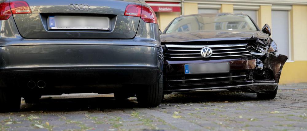 Schutt und zwei demolierte Autos sind in der Windscheidstraße, Ecke Kantstraße, zu sehen. 
