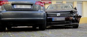 Schutt und zwei demolierte Autos sind in der Windscheidstraße, Ecke Kantstraße, zu sehen. 