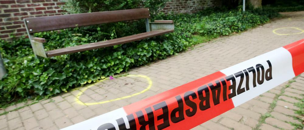 Polizeimarkierungen am Ort des Geschehens.