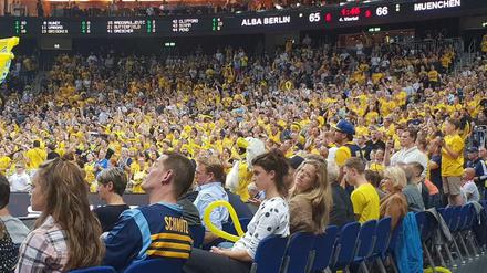 Volle Spannung. Kurz vor Schluss liegt Alba noch mit einem Punkt zurück und die Fans fiebern mit ihrer Mannschaft.