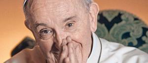Auge in Auge. Franziskus, mit bürgerlichem Namen Jorge Mario Bergoglio, wurde 1936 in Buenos Aires geboren. Am 13. März 2013 wurde er zum 266. Papst gewählt. Er ist der erste nichteuropäische Papst, der erste Jesuit im Amt und der erste, der sich nach Franz von Assisi nennt.