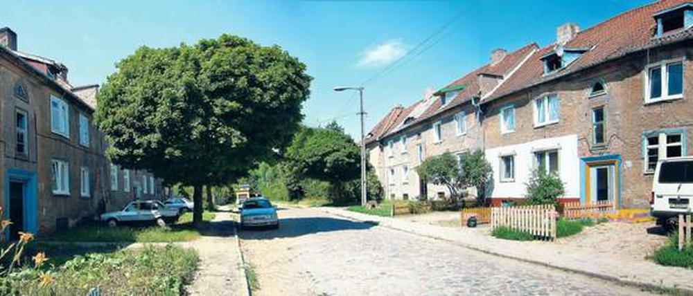 Keine Farbe mehr. Heutiger Anblick der „Bunten Reihe“ von Hans Scharoun in Insterburg/Tschernjachowsk. 