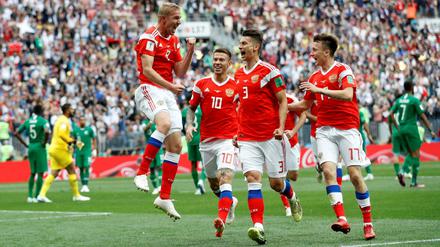 Russlands Nationalelf bejubelt einen Treffer gegen Saudi-Arabien.