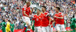 Russlands Nationalelf bejubelt einen Treffer gegen Saudi-Arabien.