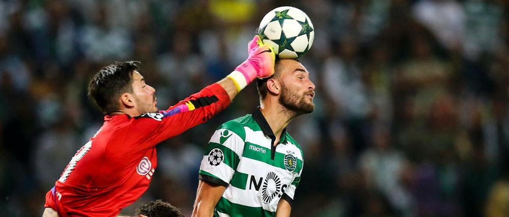 Hart im Nehmen: Bas Dost (rechts) im Kampf um den Ball.