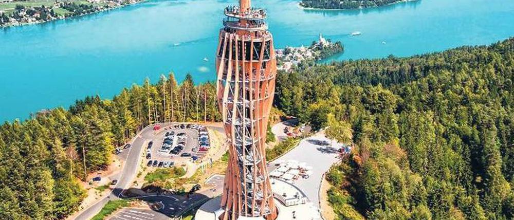 Mit Holz baut der Mensch schon immer. Seit kurzem auch wieder höher hinaus, wie dieser weltweit höchste Aussichtsturm aus dem Naturmaterial in Kärnten zeigt. Realisiert wurde er vom Unternehmen Rubner Holzbau. Es ginge aber - mit verdichteten Zellulosefasern - sogar noch stabiler, härter, höher, haltbarer.