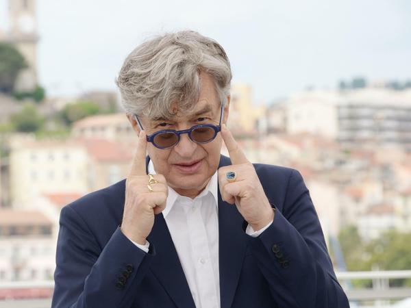Sucht das Beste in beiden Kirchen. Regisseur Wim Wenders, 72, ist durch den Tod seines Vaters religiöser geworden.