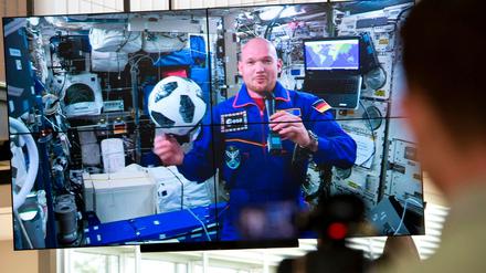 Alexander Gerst hält auf der ISS einen WM-Ball in die Kamera.