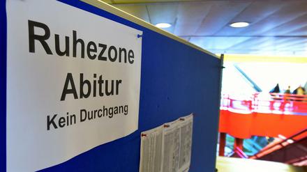 An einer Pinnwand in einer Schule steht "Ruhezone Abitur. Kein Durchgang".