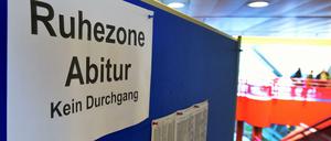 An einer Pinnwand in einer Schule steht "Ruhezone Abitur. Kein Durchgang".