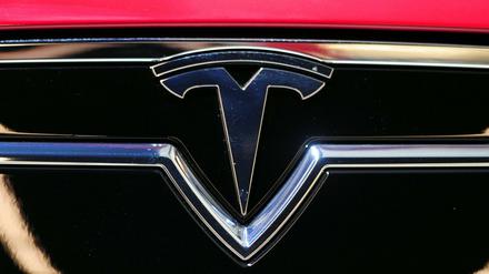 Das Logo des Automobilherstellers Tesla, Fahnenträger im Elektroauto-Markt.