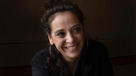 Filmemacherin Sharon Ryba-Kahn ist in München aufgewachsen, hat in Israel, Frankreich und den USA gelebt, spricht Deutsch, Englisch, Französisch, Hebräisch und Spanisch. Seit 14 Jahren wohnt sie in Berlin.