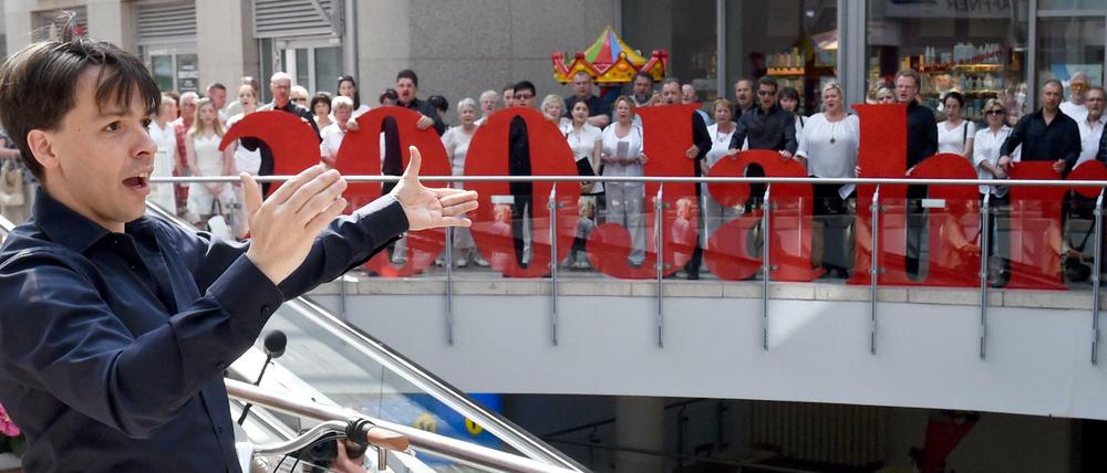 Evan Christ 2014 bei einem Flashmob-Konzert in einem Einkaufszentrum.