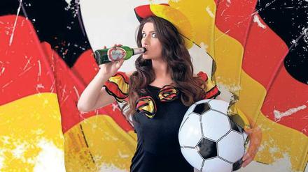 Szenestar Nina Queer holt die Fußball-WM nach Neukölln – beim Public Viewing in der Sonnenallee.