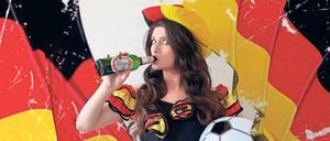 Szenestar Nina Queer holt die Fußball-WM nach Neukölln – beim Public Viewing in der Sonnenallee.