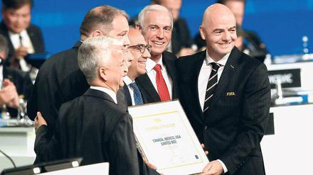 Hat gut lachen: fifa-Chef Gianni Infantino (r.).