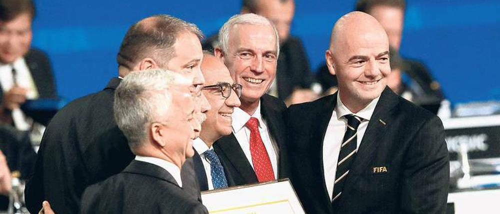 Hat gut lachen: fifa-Chef Gianni Infantino (r.).