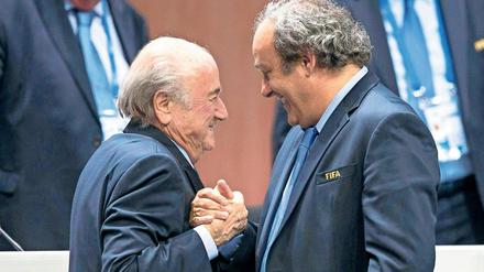 Alte Kameraden. Blatter (links) und Platini.