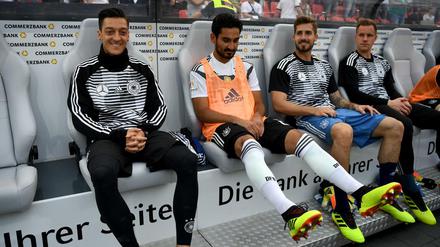 Mesut Özil (l.) und Ilkay Gündogan (2. v. l.) haben es sich mit ein paar deutschen Fans verscherzt.