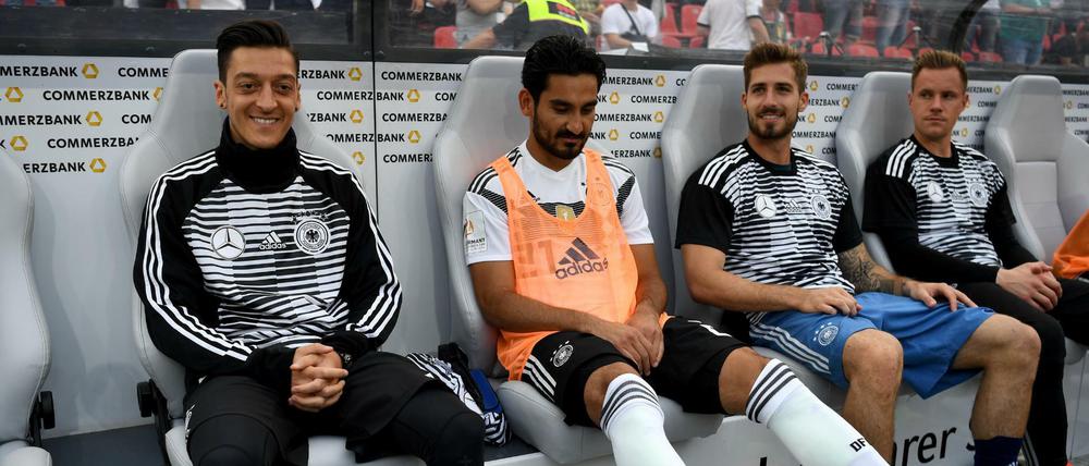 Mesut Özil (l.) und Ilkay Gündogan (2. v. l.) haben es sich mit ein paar deutschen Fans verscherzt.