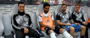 Mesut Özil (l.) und Ilkay Gündogan (2. v. l.) haben es sich mit ein paar deutschen Fans verscherzt.