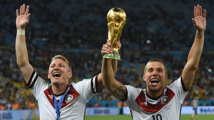 Bastian Schweinsteiger und Lukas Podolski mit dem WM-Pokal nach dem Finale in Rio. 