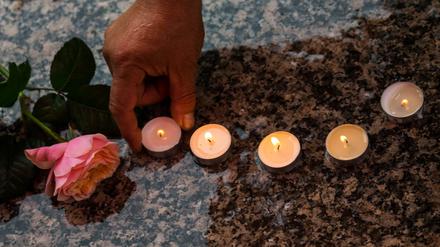 Ein Mann stellt zum stillen Gedenken für Susanna ein Teelicht an einer Rose auf. Menschen demonstrieren unter dem Motto «Für Vielfalt und Toleranz - gegen Hass und Gewalt» auf dem Gutenbergplatz der Landeshauptstadt.